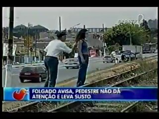Pegadinha do João Kleber  - Susto na linha de trem