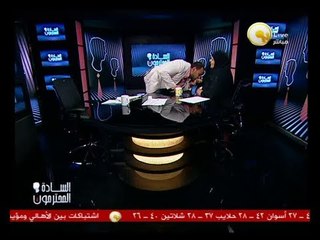 Video herunterladen: السادة المحترمون: يوسف الحسيني يقبل يد والدة الشهيد سالم مديح