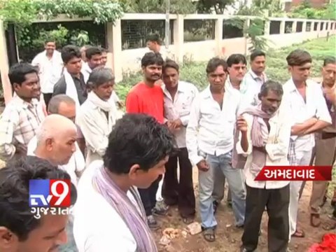 Tv9 Gujarat - Ahmedabad , Stray dogs dig up shallow grave of infants
