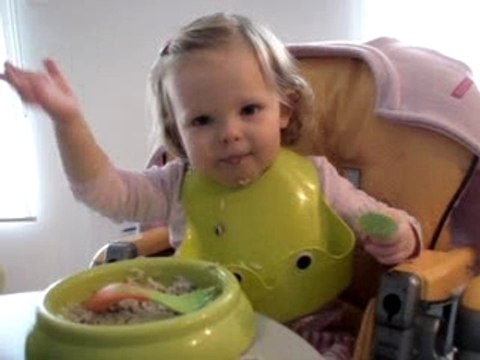 Nyla mange toute seule