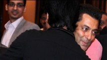Shahrukh and Salman Khan Hug & PATCH UP at Baba Siddique Iftar Party