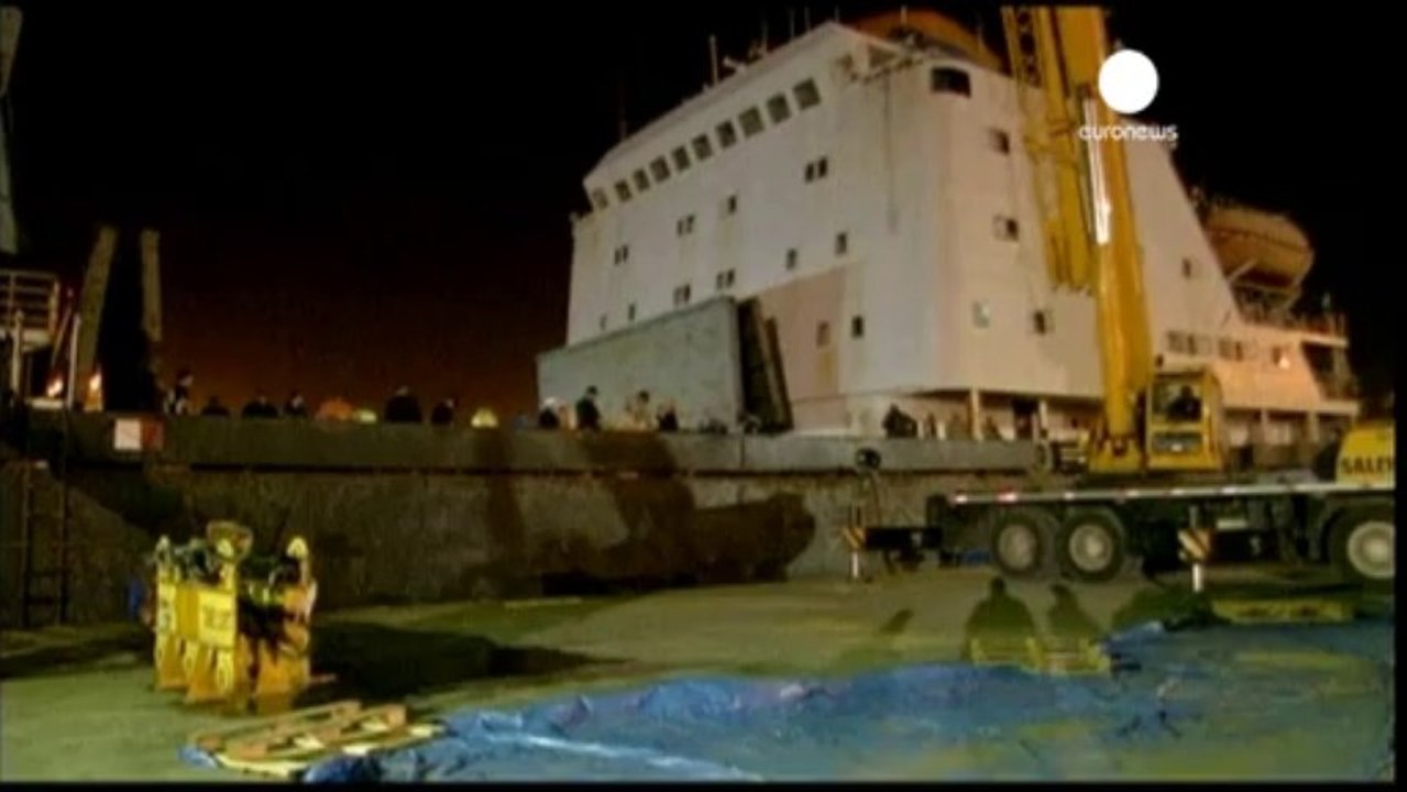 Dos aviones de combate escondidos entre montañas de azúcar