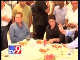 Tv9 Gujarat - Shah Rukh & Salman bury their hatchet,hug at iftar party