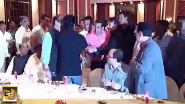 Shahrukh Khan and Salman Khan HUG and make up at Baba Siddiqui's Iftar Party