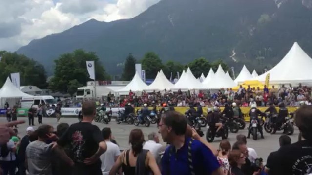 départ des anciennes BMW pour un tour en ville ...