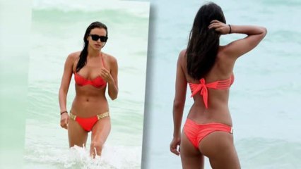 Video herunterladen: Irina Shayk Sizzles in a Bikini in Miami