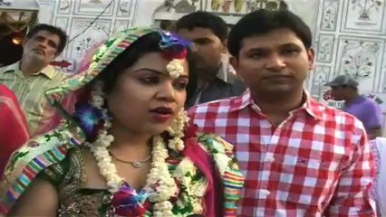 Newly wed offer prayers at famous temple in ‘Sawan Mas’