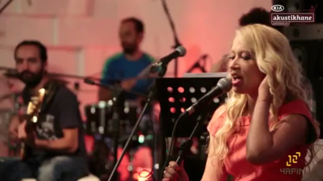 Gülçin Ergül and What Da Funk - Get Lucky ( Daft Punk Cover)  akustikhane GarajKonserleri