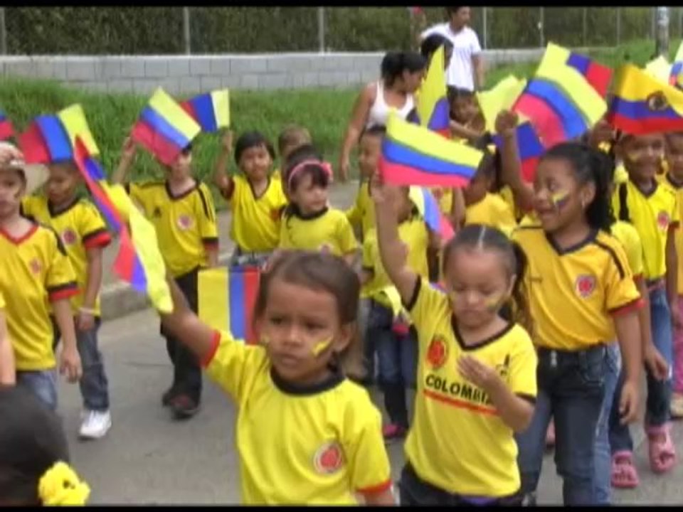 Los niños del municipio realizaron caminata tricolor para celebrar nuestro grito de indecencia