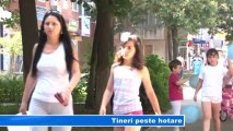 TINERI PESTE HOTARE