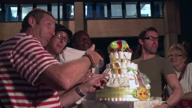 Crowds flock to Buckingham Palace for royal birth announcement