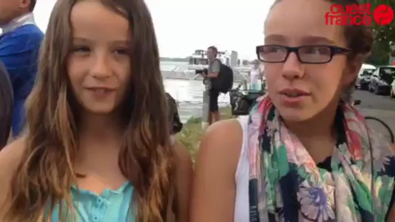 Le Piano Barge fait son entrée dans le port de Vannes