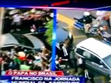 Papa Francesco in Brasile bagno di folla circonda l'auto