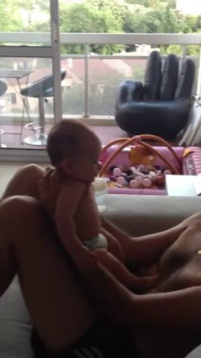 Fleur rit aux éclats