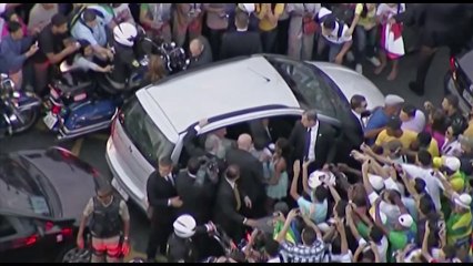 Bresil : la voiture du pape bloquée par la foule