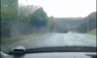 Durakta bekleyen insanları arabayla ıslatan manyak   YouTube