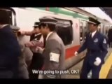 japonya tren istasyonunda arbede
