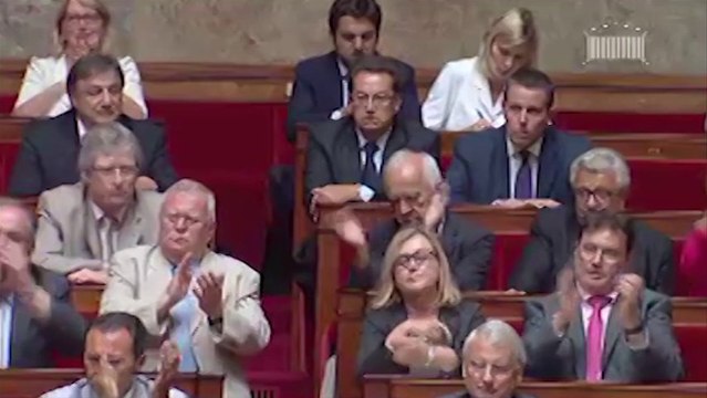 Valls applaudi par des députés UMP à l'Assemblée