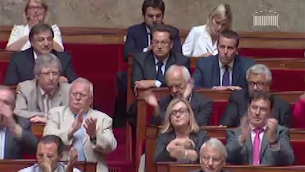 Valls applaudi par des députés UMP à l'Assemblée