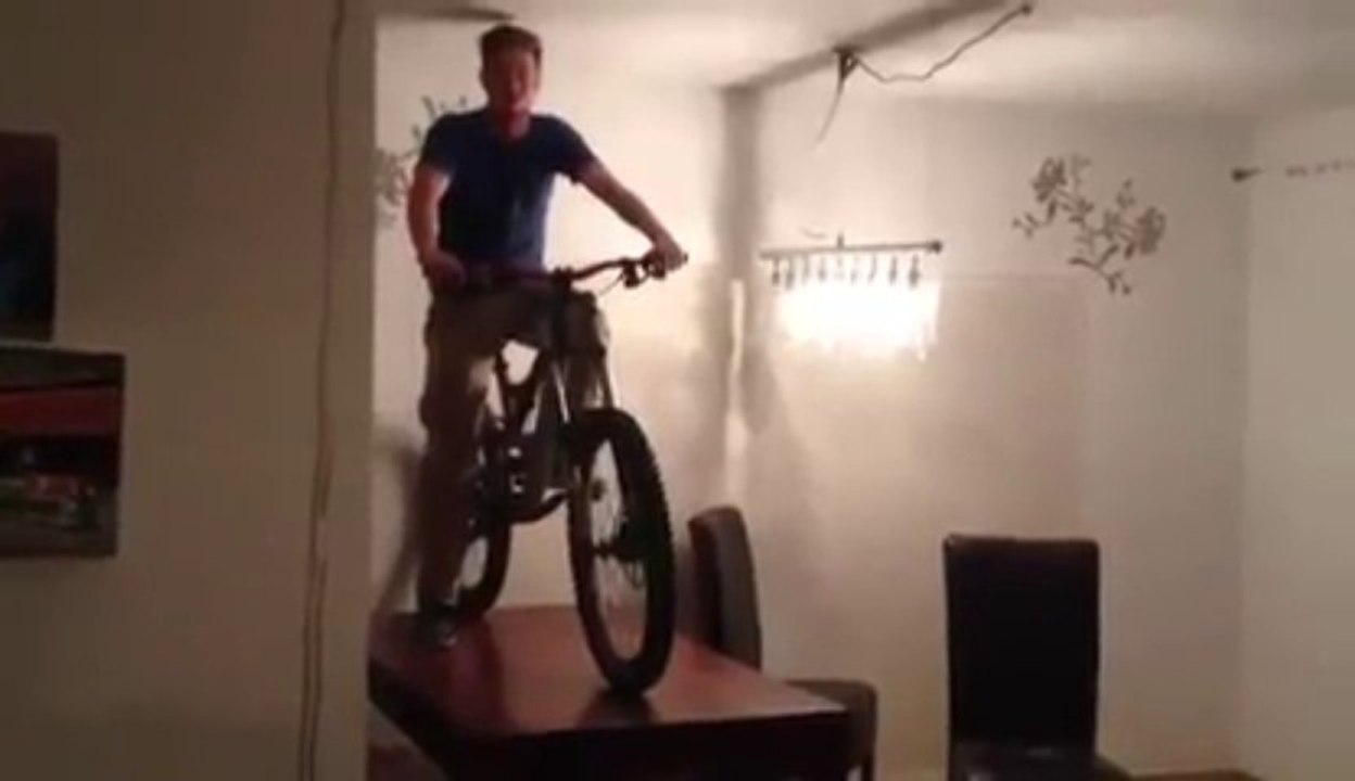 Se taper un gros Faceplant en BMX dans sa maison !! Fallait aller au Skate Park...