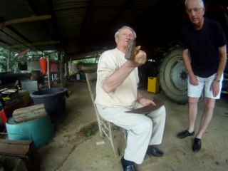 Marcel nous montre comment battre le fer et aiguiser la faux