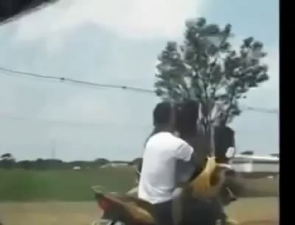 Motor da iken öpüşen iki sevgili