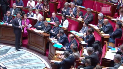 Trappes: Valls réplique à la droite à l'Assemblée