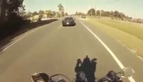 Un motard percute une voiture - choc violent!