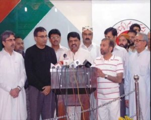 Imran Khan Crushing MQM Altaf Hussain UK Visit 21 July 2013