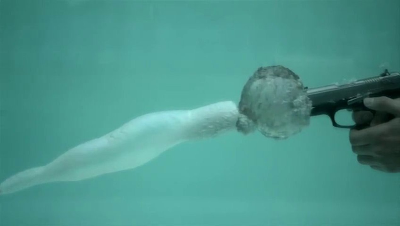 Deux mecs filment des balles sous l'eau à 27000 images par seconde !! La beauté des armes à feu...