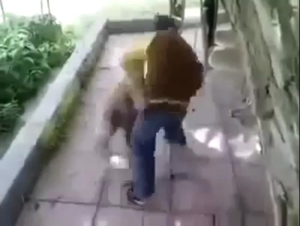 yavru çocuk yavru ayıyla oynuyor