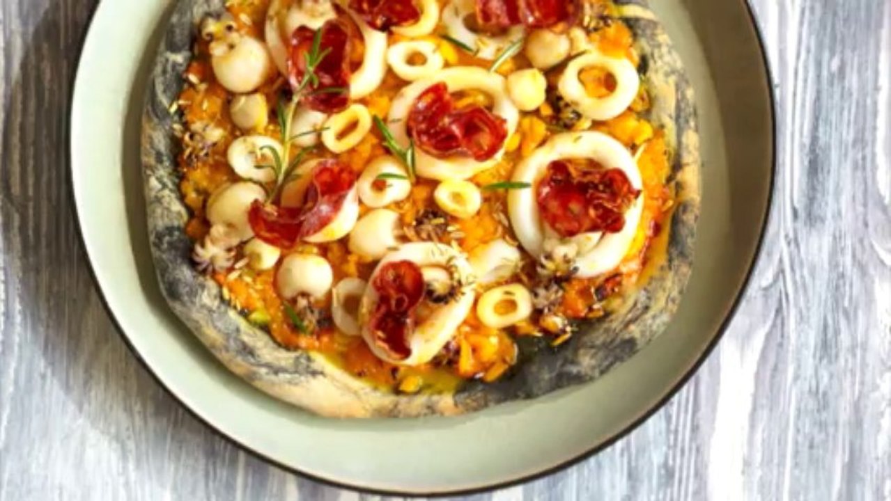 En vidéo : Pizza jaune, calamars et chorizo