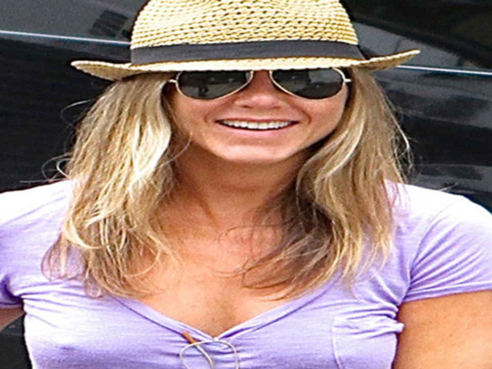 Jennifer Aniston Goes Bra less Check Her Here