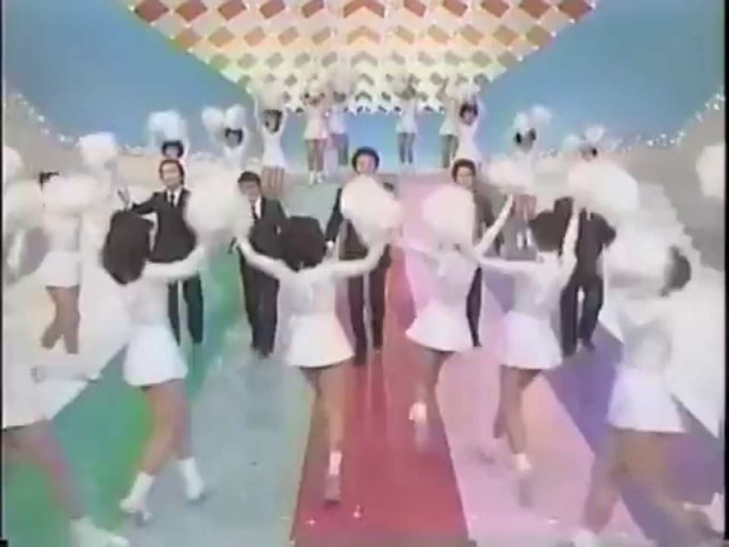 ドリフ パンチラ スクールメイツ、懐かしのドリフダンス披露 - YouTube