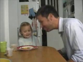 Petite fille et son flamby