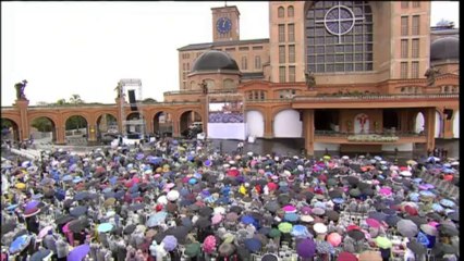 Em Aparecida, Papa alerta contra 'ídolos passageiros'