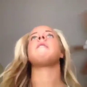 Sexy girl singing and..... worst face ever! so fun!