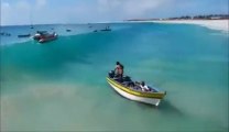 Un bateau pulvérisé par une énorme vague et passagers presque noyés!