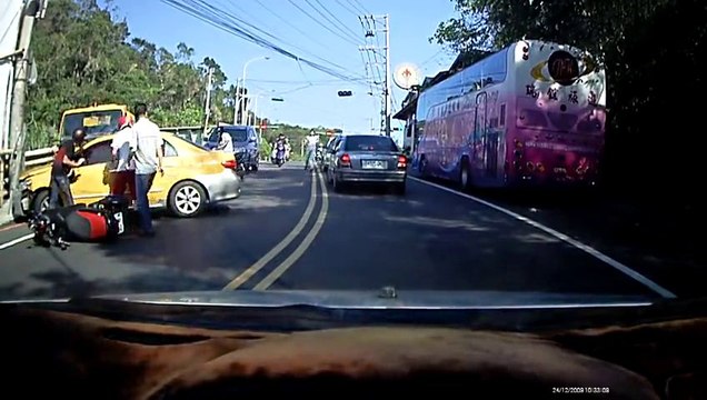 4 scooters chases a taxi to kill him.... settlement account, drugs and gang!