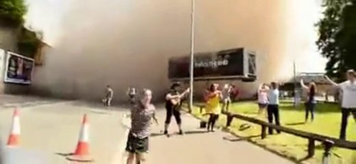 Building destruction which scarec people around! Awesome dust cloud