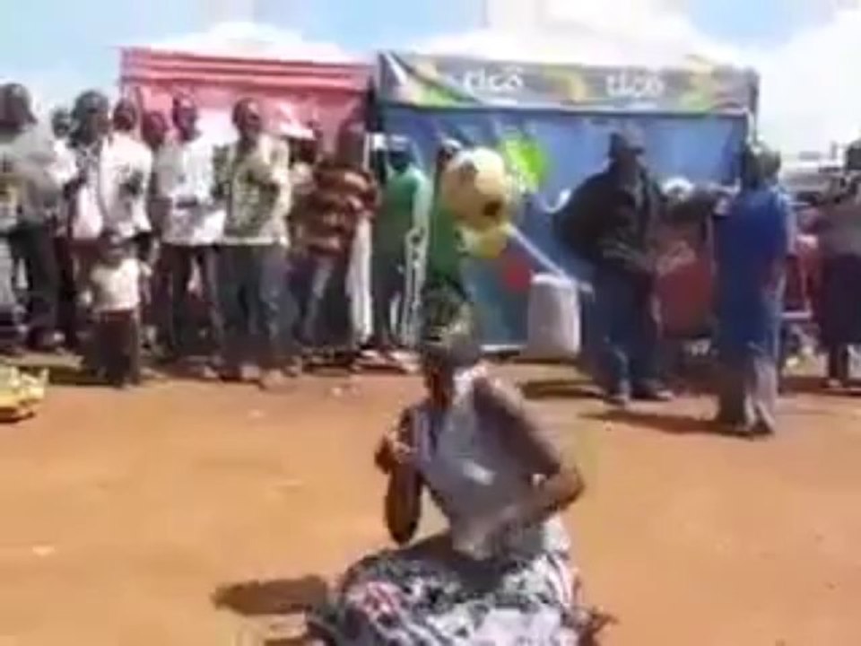 CETTE FEMME S'EST JONGLER AVEC LA BALLE : À VOUS DE JUGER !!!