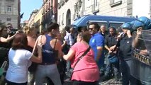 Napoli - Disoccupati, la rivolta delle donne a palazzo San Giacomo -2- (24.07.13)