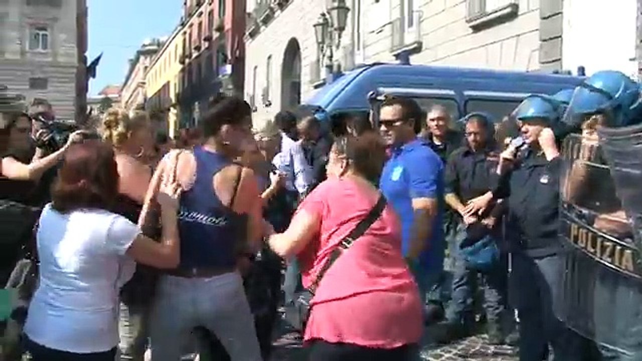 Napoli - Disoccupati, la rivolta delle donne a palazzo San Giacomo -2- (24.07.13)