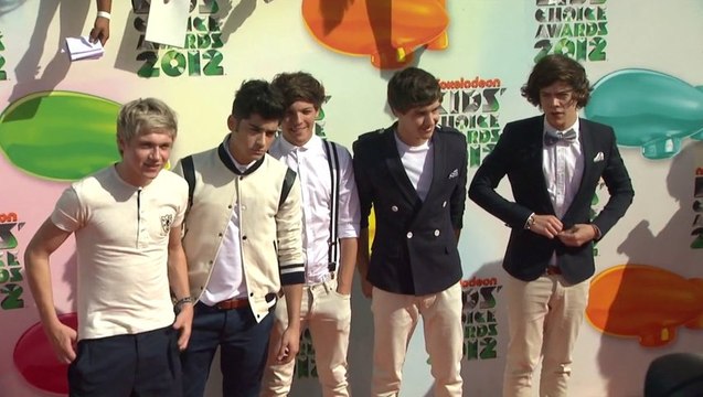 Harry Styles Takes Off His Pants!