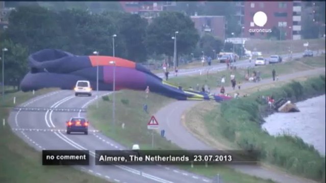 Air balloon crashes in water - no comment