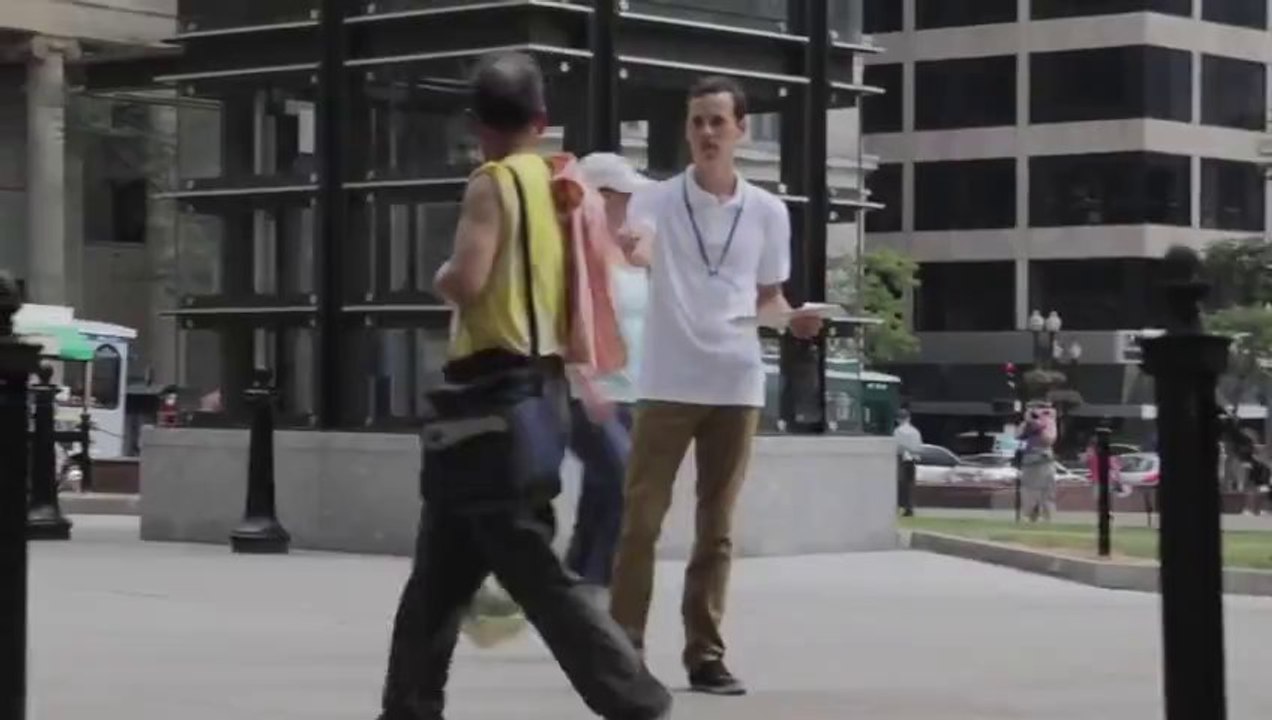 Essayer de donner de l'argent aux gens il refuseront !!! Expérience réelle à Boston de don..