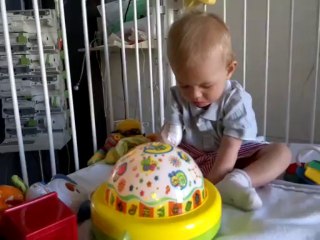 2013-07-25 - Mäel joue avant le goûter