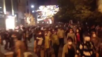 Taksim'de polisin saldırısı sonrası halk sloganlarla Taksim'e yürüyor