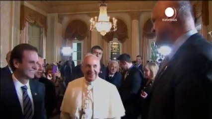 Il Papa nella favela di Rio "ho scelto di stare con voi"