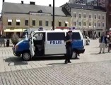 Un flic suédois bourré danse en public